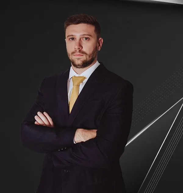 Dr. João Paulo Pelissari Zanotelli de braços cruzados